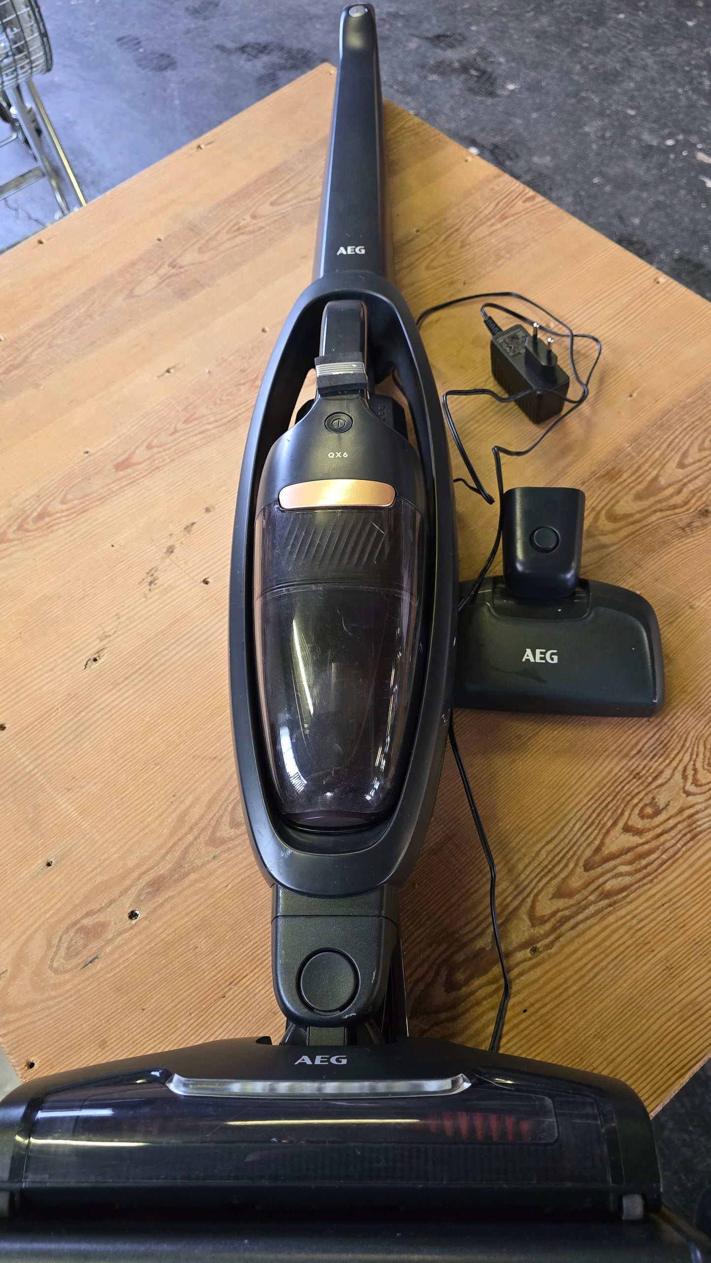 AEG QX6-1-45AN Akku Staubsauger beutellos, Handstaubsauger, 45 min Akkulaufzeit,